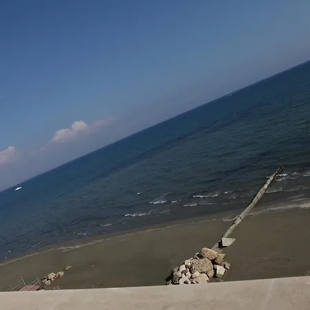 Apartment Quattro Sea View Beachfront Ap 6 Larnaca