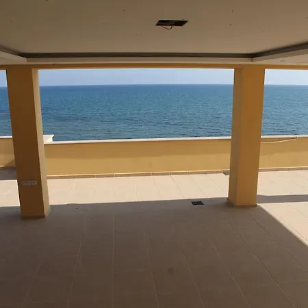 Quattro Sea View Beachfront Ap 6